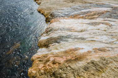 Yellowstone'da demir Creek boyunca renkleri