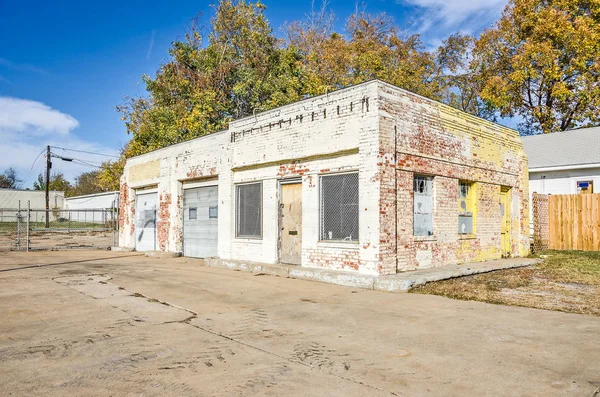 Eski boyalı tuğla servis istasyonu