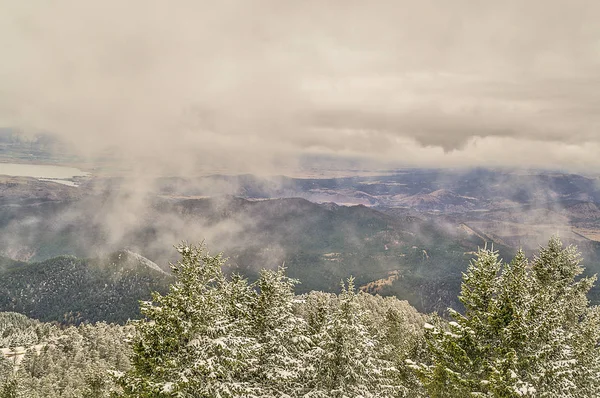 Nuages et brouillard qui précipitent — Photo