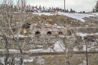 Harap bir tepe tarafında tünellerde