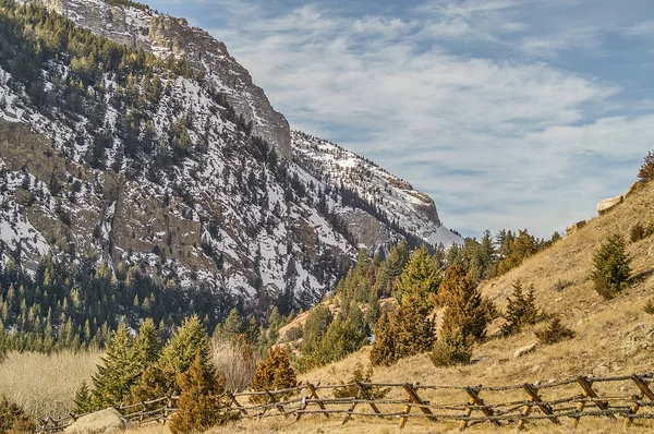 Montagne surplombant une clôture Buck and Rail — Photo