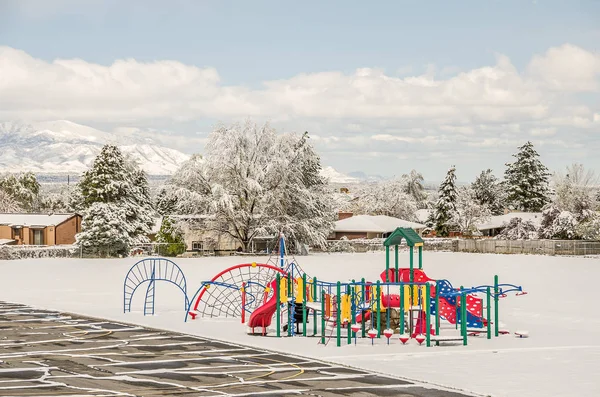 Speeltoestellen met sneeuw — Stockfoto