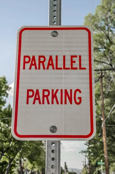 Señal de estacionamiento paralelo — Foto de Stock