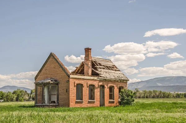 Цегляний будинок зник більшу частину даху — стокове фото