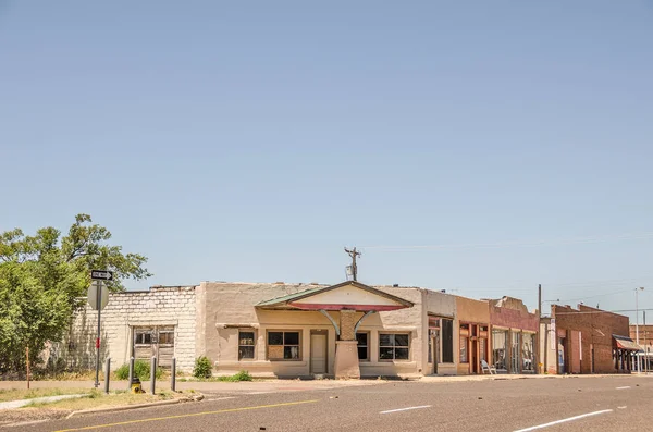 Parte Ruta Con Una Antigua Estación Servicio Esquina Otros Negocios — Foto de Stock