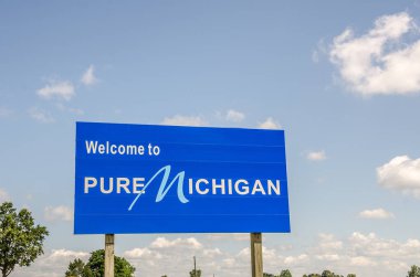 İşareti mavi ve beyaz saf Michigan için yolcuları ağırlıyor