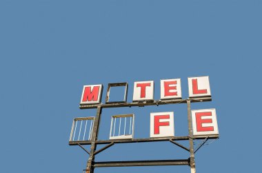 Eski işareti Route 66 motel ve kafe şimdi harfler ve neon tüp eksik