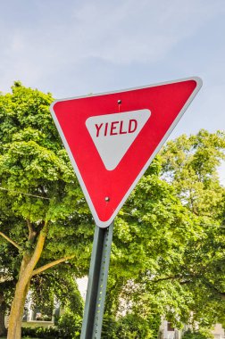 Kırmızı ve beyaz üçgen işareti sürücülerin yol hakkı vermeye onlar biliyorum izin