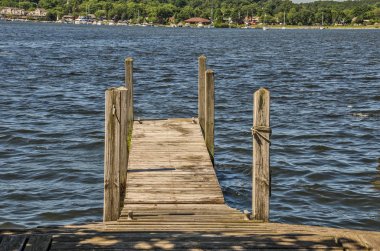 Boş bir göl iskelede