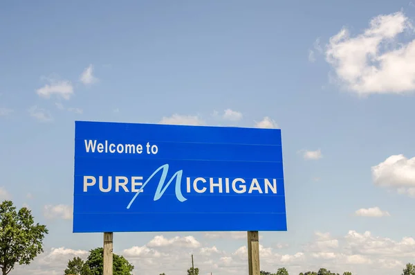 İşareti mavi ve beyaz saf Michigan için yolcuları ağırlıyor