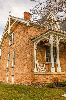 Beyaz sallanan sandalye