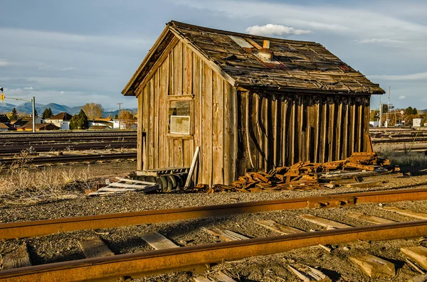 铁路轨道之间的建筑 — 图库照片