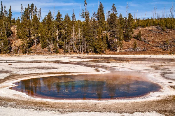 Piscina cromática no Parque Nacional de Yellowstone — Fotografia de Stock