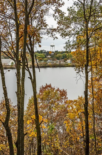 Torre de agua blanca al otro lado del lago — Foto de Stock