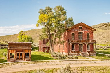 Otel Meade ve yandaki küçük dükkan.
