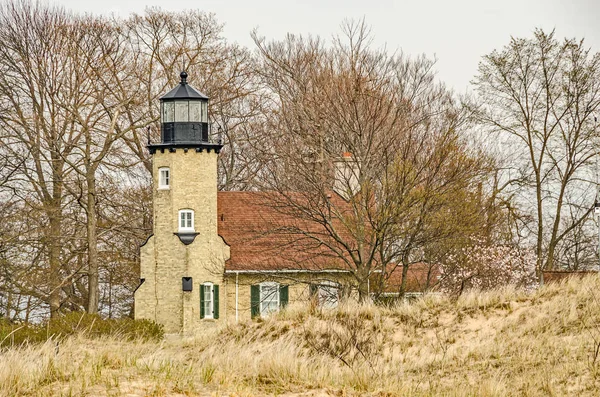 这座历史性的灯塔坐落在密歇根湖和白湖之间的海峡上 — 图库照片