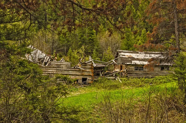 Dilapidated Log Buildings in the Mountains — 图库照片