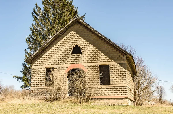 Altes verlassenes Ein-Zimmer-Schulhaus an einem sonnigen Tag — Stockfoto