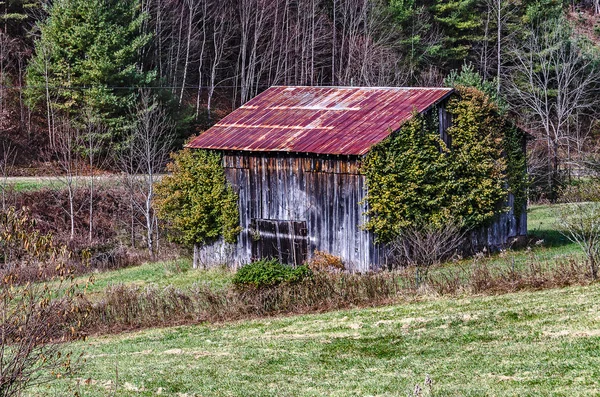 Weathered Barn with Bright Red Roof — 图库照片