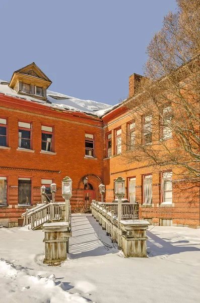 Abandoned School in Bright Sunlight on a Clear Winter Day — 图库照片