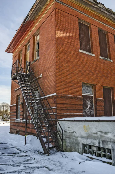 Antiguo edificio con una escalera de incendios — Foto de Stock