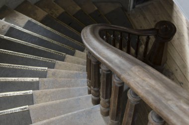 Eski ve yıpranmış merdivenleri korumak için merdiven izleri ve ibreli güzel bir korkuluk.