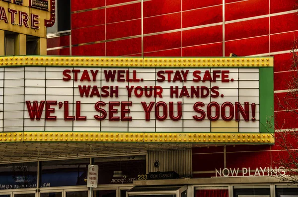 Kapalı Sinema Salonu Insanlara Ellerini Yıkayarak Koronavirüsten Uzak Durmalarını Söylüyor Stok Fotoğraf