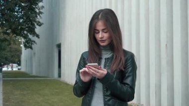 Smartphone gülümseyen ve manifatura App kullanarak kadın