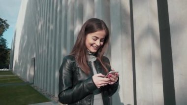 Smartphone gülümseyen ve manifatura App kullanarak kadın