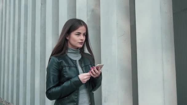 Wanita muda yang menarik berjalan dan berbicara dengan gembira — Stok Video