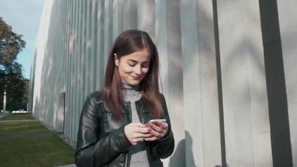 Mujer usando la aplicación en Smartphone sonriendo y mensajes de texto — Vídeos de Stock