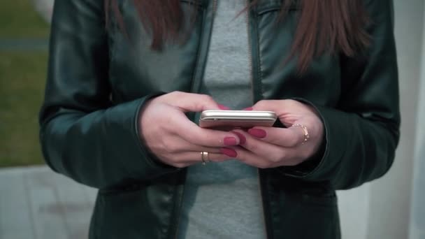 Weibliche Hände tippen SMS oder Chat-Nachricht am Telefon — Stockvideo