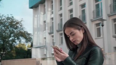 Smartphone gülümseyen ve manifatura App kullanarak kadın