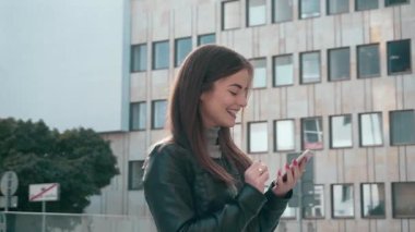 Smartphone gülümseyen ve manifatura App kullanarak kadın