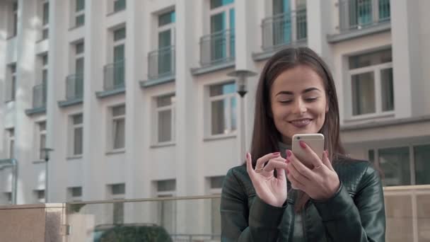 Mujer usando la aplicación en Smartphone sonriendo y mensajes de texto — Vídeo de stock