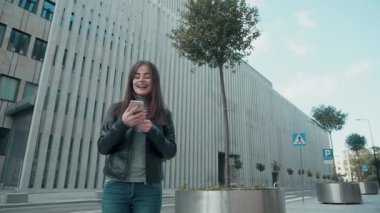 Smartphone gülümseyen ve manifatura App kullanarak kadın