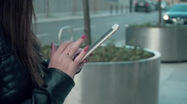 Smartphone gülümseyen ve manifatura App kullanarak kadın