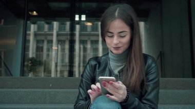 Smartphone gülümseyen ve manifatura App kullanarak kadın