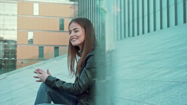 Mujer usando la aplicación en Smartphone sonriendo y mensajes de texto — Vídeos de Stock