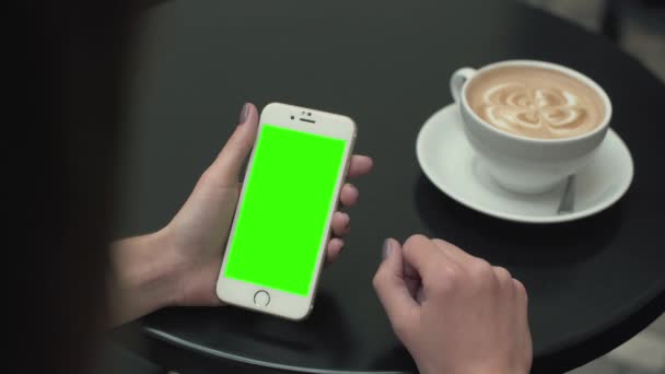 Frau benutzt Handy mit grünem Bildschirm — Stockvideo