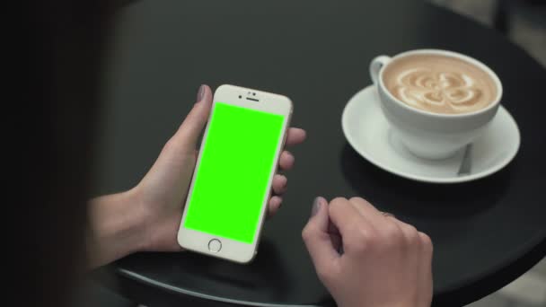 Mujer usando un teléfono móvil con pantalla verde — Vídeos de Stock