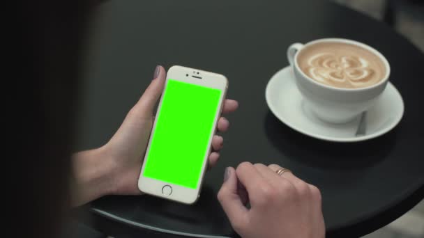 Mujer usando un teléfono móvil con pantalla verde — Vídeo de stock