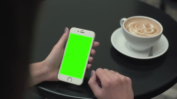 Жінка використовує мобільний телефон з зеленим екраном — стокове відео