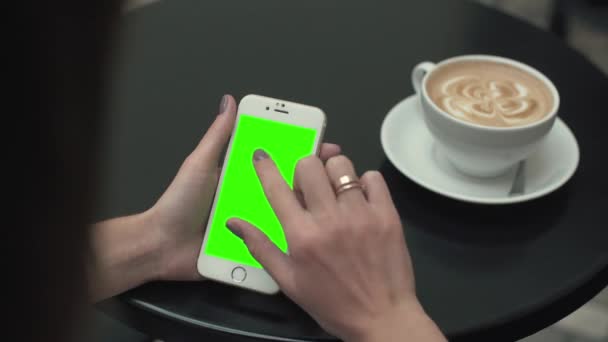 Mujer usando un teléfono móvil con pantalla verde — Vídeos de Stock