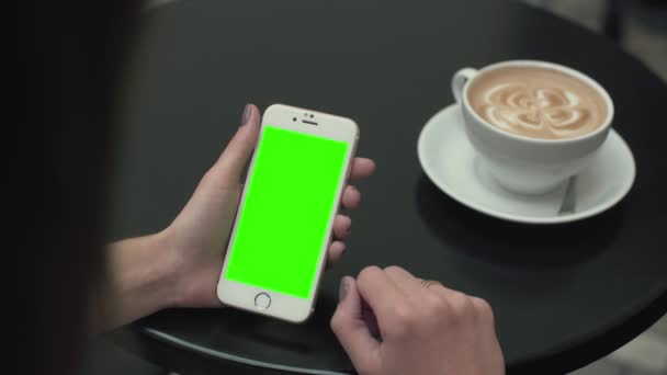 Mujer usando un teléfono móvil con pantalla verde — Vídeos de Stock