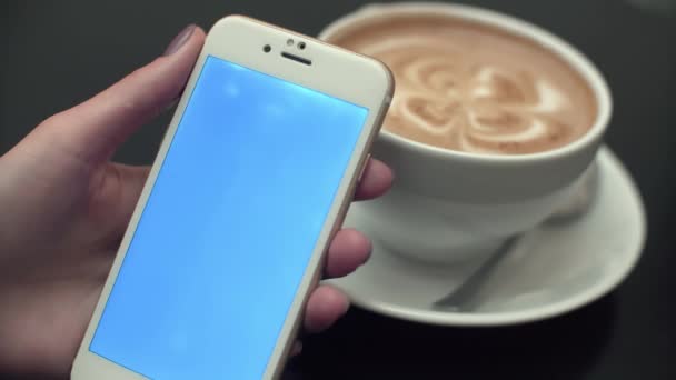 Vrouw met behulp van een mobiele telefoon met blauw scherm — Stockvideo