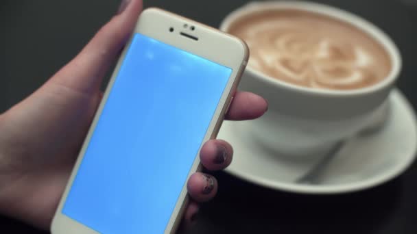 Vrouw met behulp van een mobiele telefoon met blauw scherm — Stockvideo