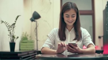 Frau mit app am Smartphone im café