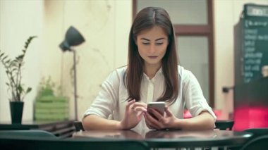 App akıllı Cafe yavaş hareket kullanan kadın