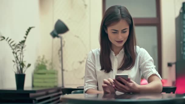 Mulher usando o aplicativo no smartphone no café — Vídeo de Stock